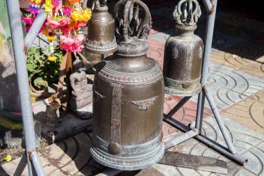 Kocaman bronz Budist çan Phra Borommathat Tapınağı Tak Eyaleti, Tayland.