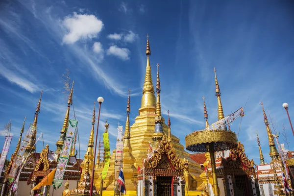 Pagoda dorada y cielo azul . — Foto de Stock