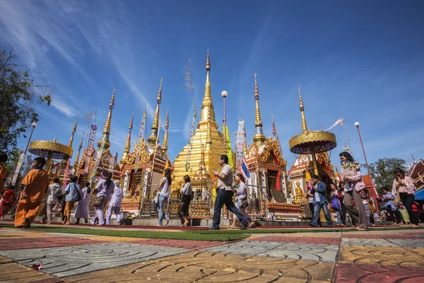 Buddhistické lidí modlí a procházky kolem zlaté pagody. — Stock fotografie