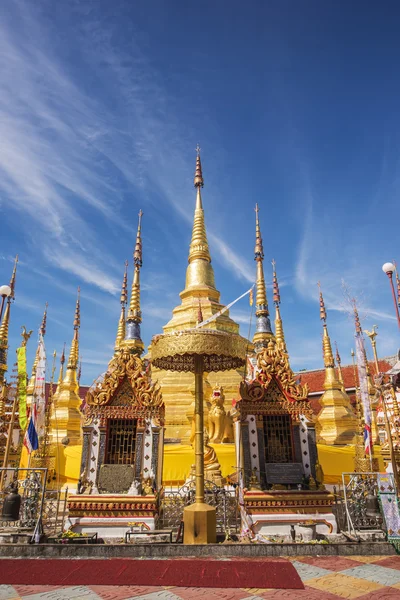 Zlatá Pagoda a modrá obloha. — Stock fotografie