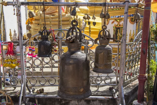 Stora brons buddhistiska bell på Phra Borommathat temple Tak provinsen, Thailand. — Stockfoto