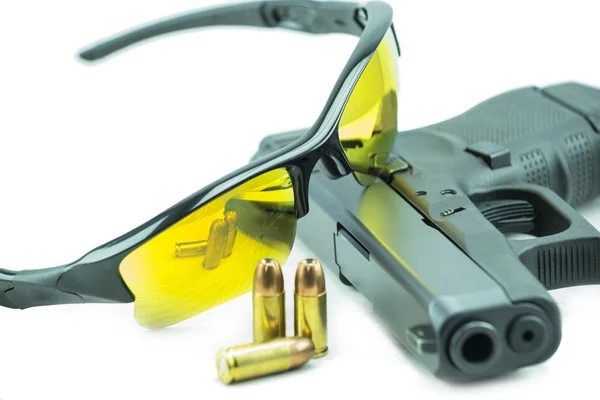 Orange solglasögon och 9mm svart pistol pistol isolerad på vit bakgrund. — Stockfoto
