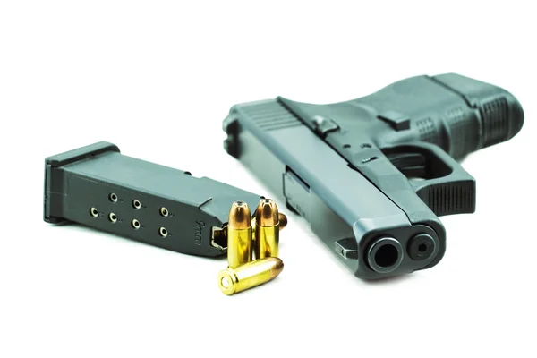 izole üzerinde beyaz arka plan 9mm mermiler ve siyah tüfek tabanca.
