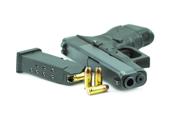 9mm kulor och svart pistol pistol isolerade på vit bakgrund. — Stockfoto