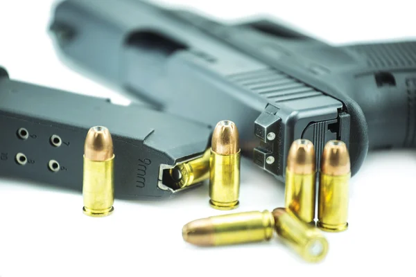 9mm kulor och svart pistol pistol isolerade på vit bakgrund. — Stockfoto