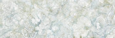 Yarı saydam bir doğal taş agat dilimi, arka plan için doğal eşmerkezli desenler ve minerallerin dokuları, üzerinde kuvars kristalleri ve gri soyut bir jeot bulunan bantlı bir Agate numunesi. Doğal granit dokusu, lüks taş deseni..