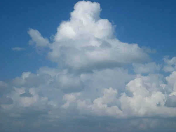 白い雲が青空に — ストック写真