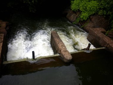 Su, eski bir su deposundan beyaz köpükle çıkar.