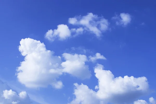 Bulutlu görünüm mavi gökyüzü yaz aylarında