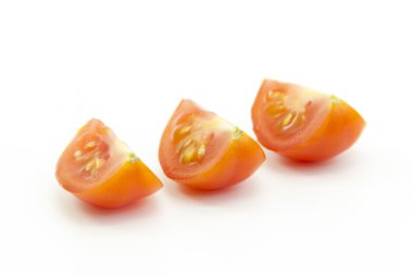 Eşit parçalar halinde dilimlenmiş domates