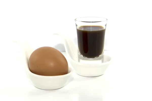 Espresso mit gekochtem Ei — Stockfoto