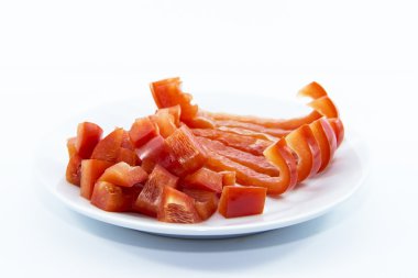 Kırmızı bell biber dilimlenmiş ve beyaz arka plan üzerinde kesti