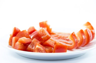 Kırmızı bell biber madde beyaz plaka üzerinde