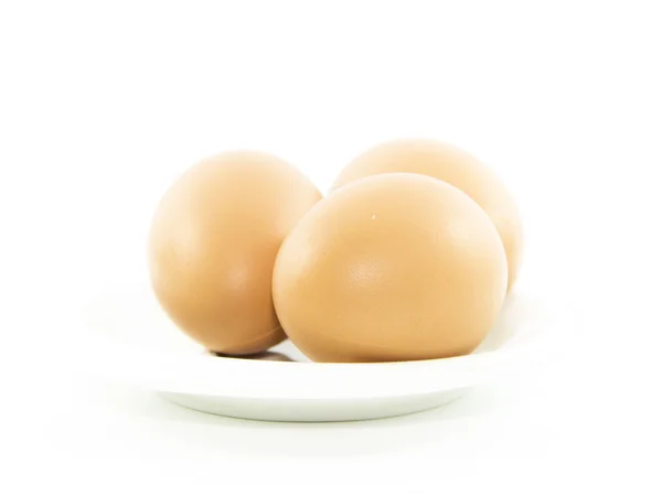 Grouper les œufs dans une assiette blanche — Photo