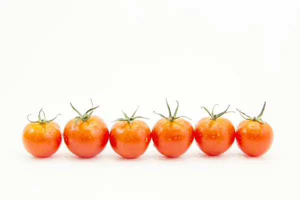Čerstvé kapky rajčata v přímce — Stock fotografie