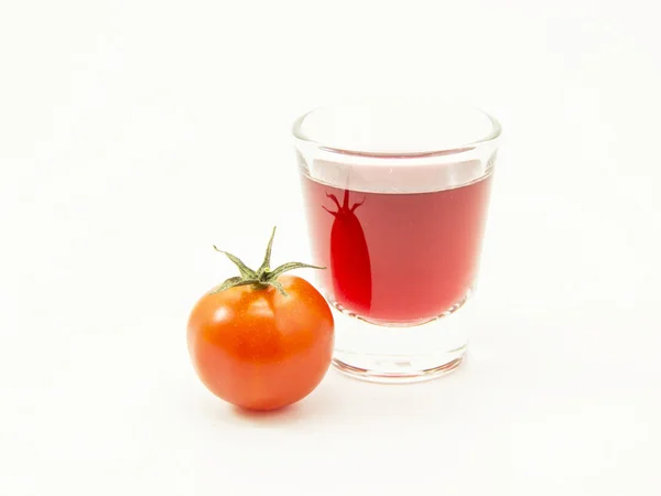 Jugo de tomate en vaso de chupito con materia prima — Foto de Stock
