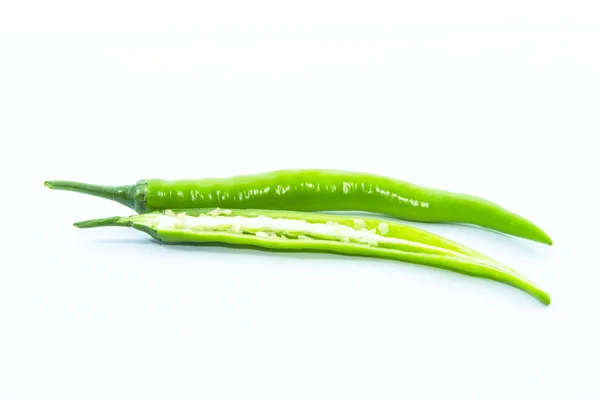 Секція зеленого перець чилі з сировиною — стокове фото