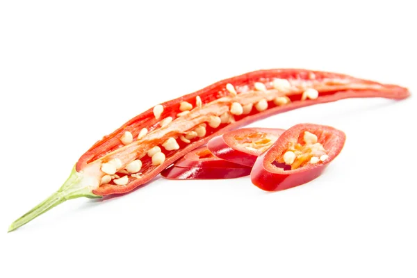 De helft gesneden en gereconstrueerd van rode chili peper ingrediënt — Stockfoto