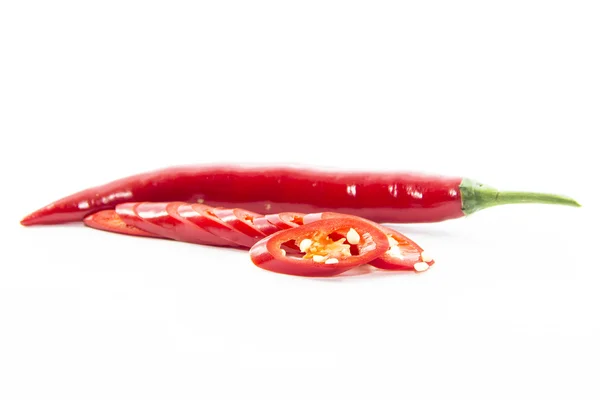 In Scheiben geschnittene rote Chilischote mit Rohmaterial — Stockfoto