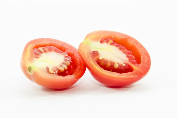 Половинка нарезанных красных помидоров — стоковое фото