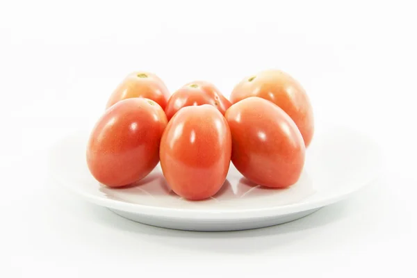 Bio-Tomaten auf weißem Teller — Stockfoto