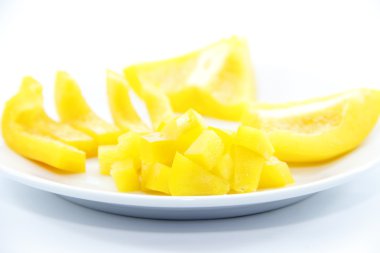 Farklı boyutlarda kıyılmış sarı biber