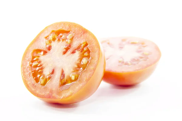Половинки свежего красного помидора — стоковое фото