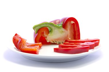 Kırmızı bell biber farklı beyaz tabağa dilimlenmiş