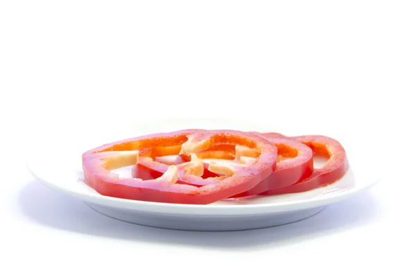 白い皿にスライスした赤ピーマン チリ — ストック写真