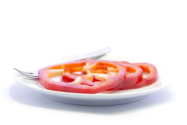白い皿にスライスした赤ピーマン チリ — ストック写真