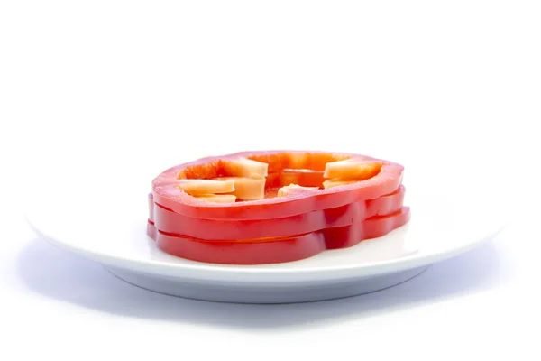 Cruz de chile rojo en rodajas sobre plato blanco — Foto de Stock