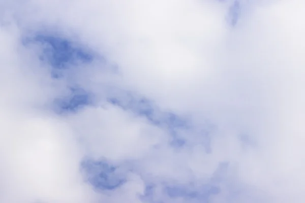 Humo blanco nublado en el cielo azul — Foto de Stock