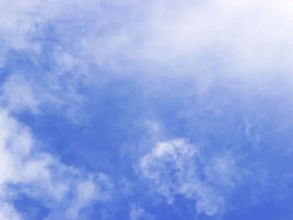 Blanco brillante nublado en el cielo azul de verano — Foto de Stock