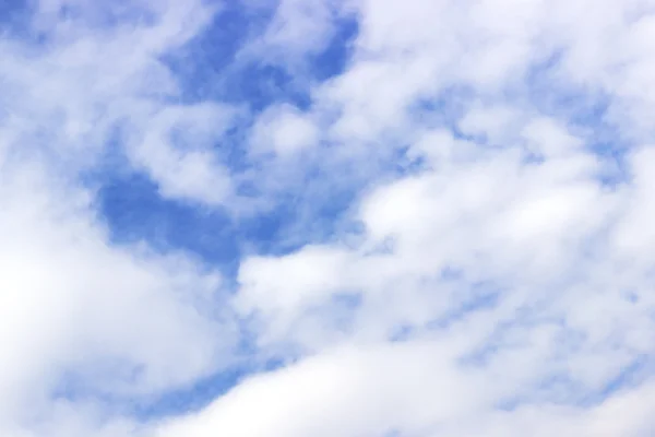 Белые яркие облака в летнем голубом небе — стоковое фото