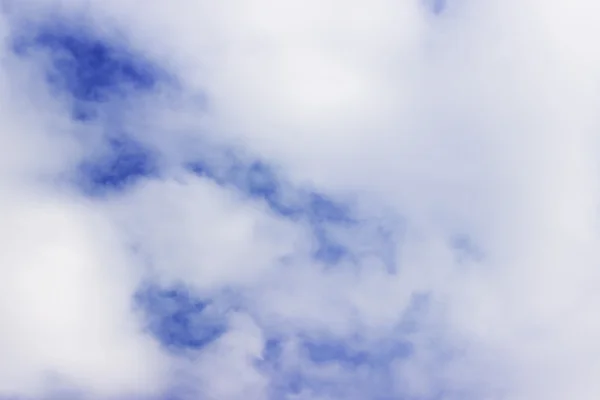 Белый дым облачно в глубоком голубом небе — стоковое фото