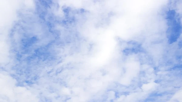 Белое дымчатое облако в летнем небе — стоковое фото