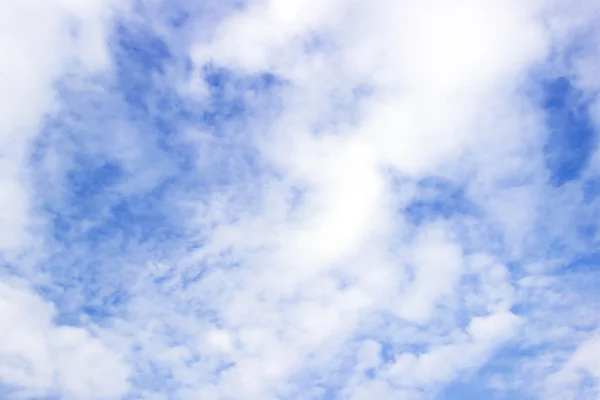 Blanco ahumado nublado en el cielo de verano — Foto de Stock