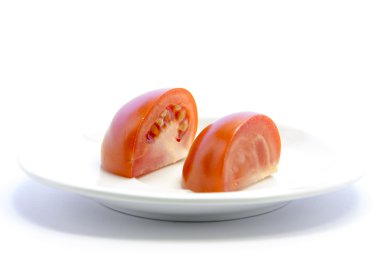 Doku tabağa dilimlenmiş domates çeyrek