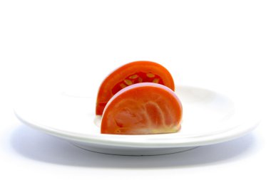 Doku tabağa dilimlenmiş domates çeyrek