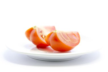 Doku tabağa dilimlenmiş domates çeyrek