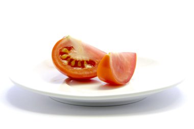 Beyaz tabakta domates çeyrek dilimlenmiş doku tarifi