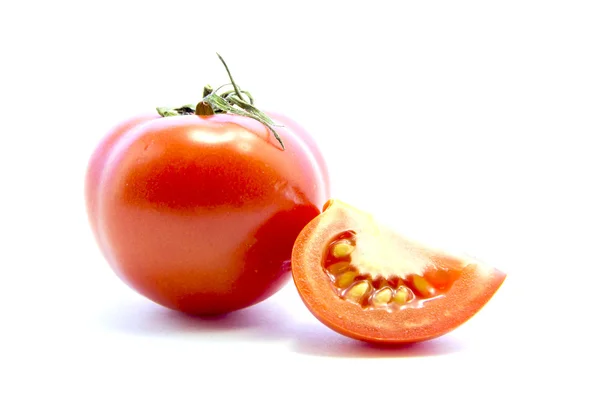 Plátky rajčat čtvrtletí s surovina — Stock fotografie