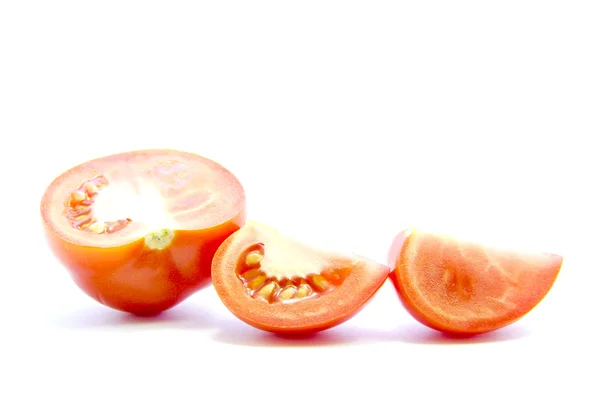 Hälften och kvartalet skivade tomater ingrediens — Stockfoto