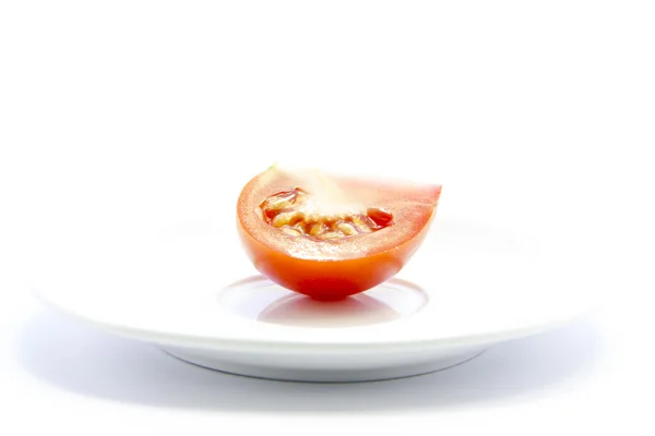 プレートにテクスチャをスライスしたフレッシュ トマト 4 分の 1 — ストック写真