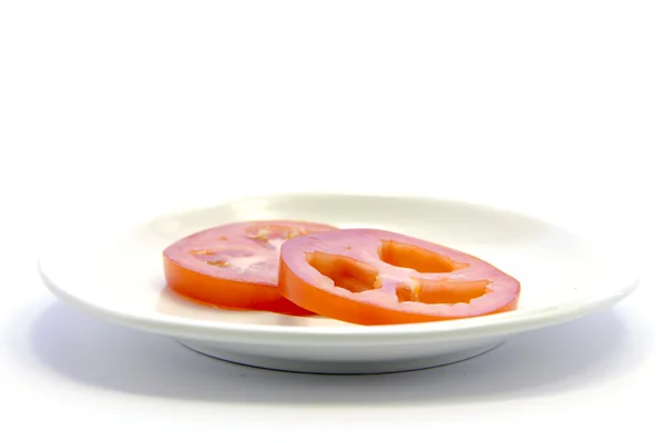 新鮮なトマトは、白い皿の上スライス テクスチャをクロスします。 — ストック写真