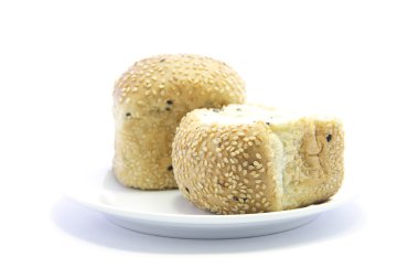 Bütün tahıl ekmeği beyaz plaka üzerinde