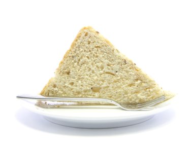 Beyaz tabağa dilimlenmiş sandviç