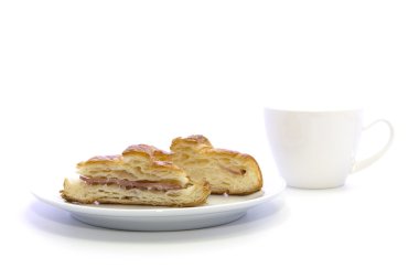 Kruvasan fincan kahve ile beyaz plaka üzerinde