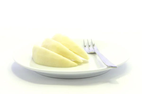 Mela gialla affettata con forchetta su piatto — Foto Stock