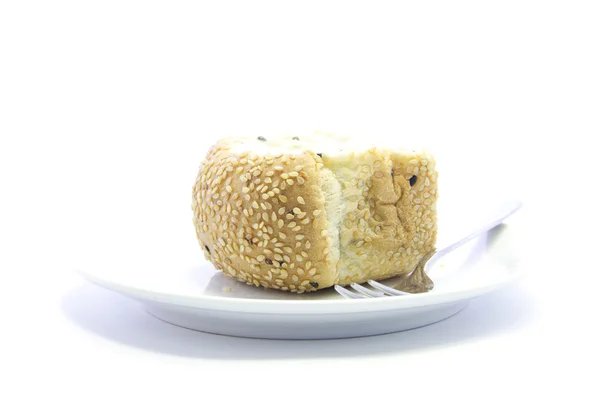 Celozrnný chléb na bílé desce — Stock fotografie